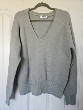 Double Zero Light Sage Green V-Neck Knit Sweater Size Medium